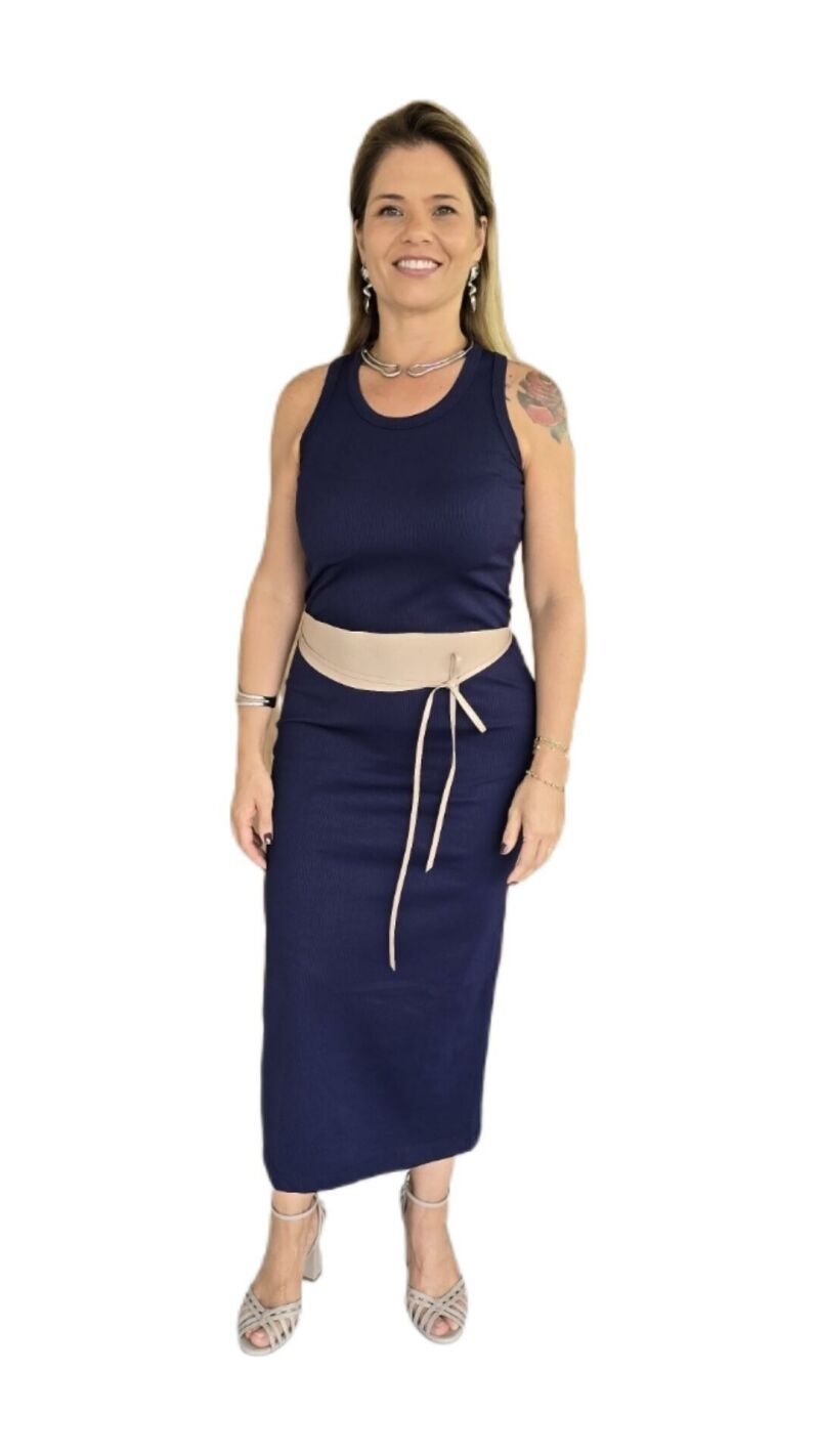 Imagem de Vestido Azul Marinho de Malha Poliamida Canelada com Decote U e Fenda - Conforto e Estilo para Todas as Estações